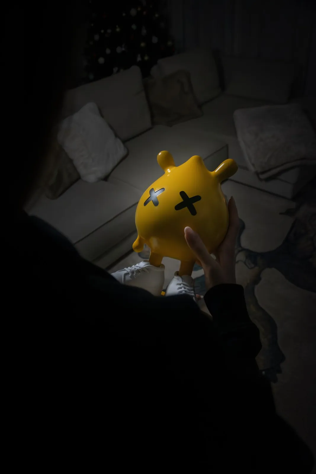 Mani che stringono BuddyMelt giallo al buio